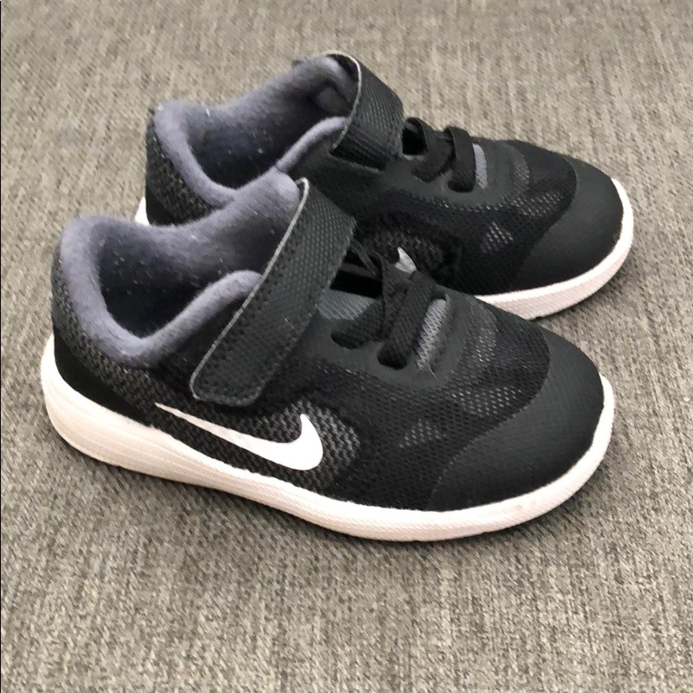 Toddler Nike tennis shoes size 6